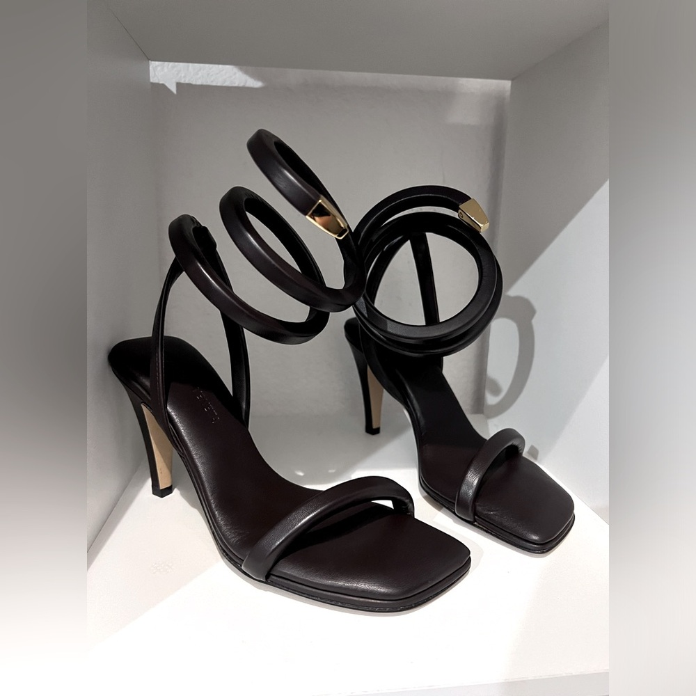 Bottega Veneta
Spiral brown leather sandal with heels.